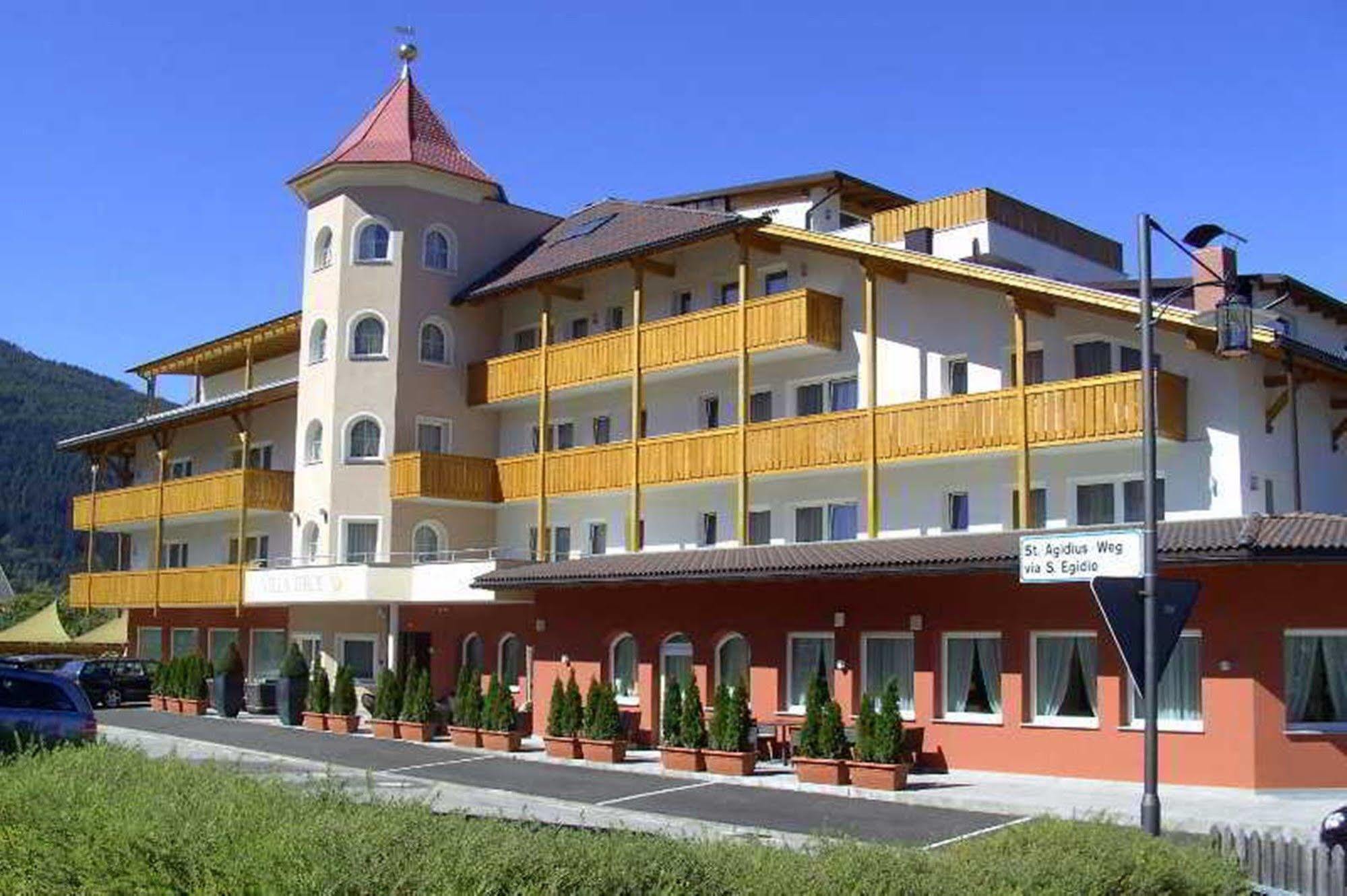 Hotel Fameli Olang 外观 照片